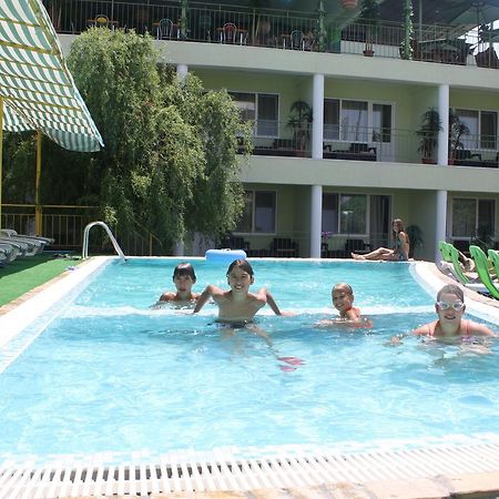 Green Hotel-Club Затока Экстерьер фото